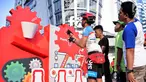 Warga mengikuti permainan edukasi pentingnya pengelolaan sampah kemasan plastik di acara Plastic Reborn, CFD Senayan, Jakarta, Minggu (4/3). Pastic Reborn merupakan program yang didesain untuk menginspirasikan perubahan perilaku. (Liputan6.com/Pool/Rizky)