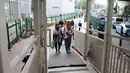 Pejalan kaki memasuki jembatan penyeberangan multiguna (JPM) atau Skybridge Tanah Abang, Jakarta, Kamis (7/2). Mulai 7 Februari 2019, pejalan kaki dilarang melewati Jalan Jatibaru yang berada di bawah Skybridge Tanah Abang. (Liputan6.com/Herman Zakharia)