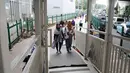 Pejalan kaki memasuki jembatan penyeberangan multiguna (JPM) atau Skybridge Tanah Abang, Jakarta, Kamis (7/2). Mulai 7 Februari 2019, pejalan kaki dilarang melewati Jalan Jatibaru yang berada di bawah Skybridge Tanah Abang. (Liputan6.com/Herman Zakharia)