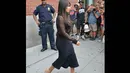 Wanita 33 tahun ini tampak mencuri perhatian seorang petugas kepolisian lainnya saat ia keluar dari apartemennya di New York City, Minggu (10/8/14). (Dailymail)