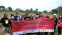 Young Buddhist Association menyerahkan donasi untuk hunian sementara warga terdampak erupsi Semeru. (Dian Kurniawan/Liputan6.com)