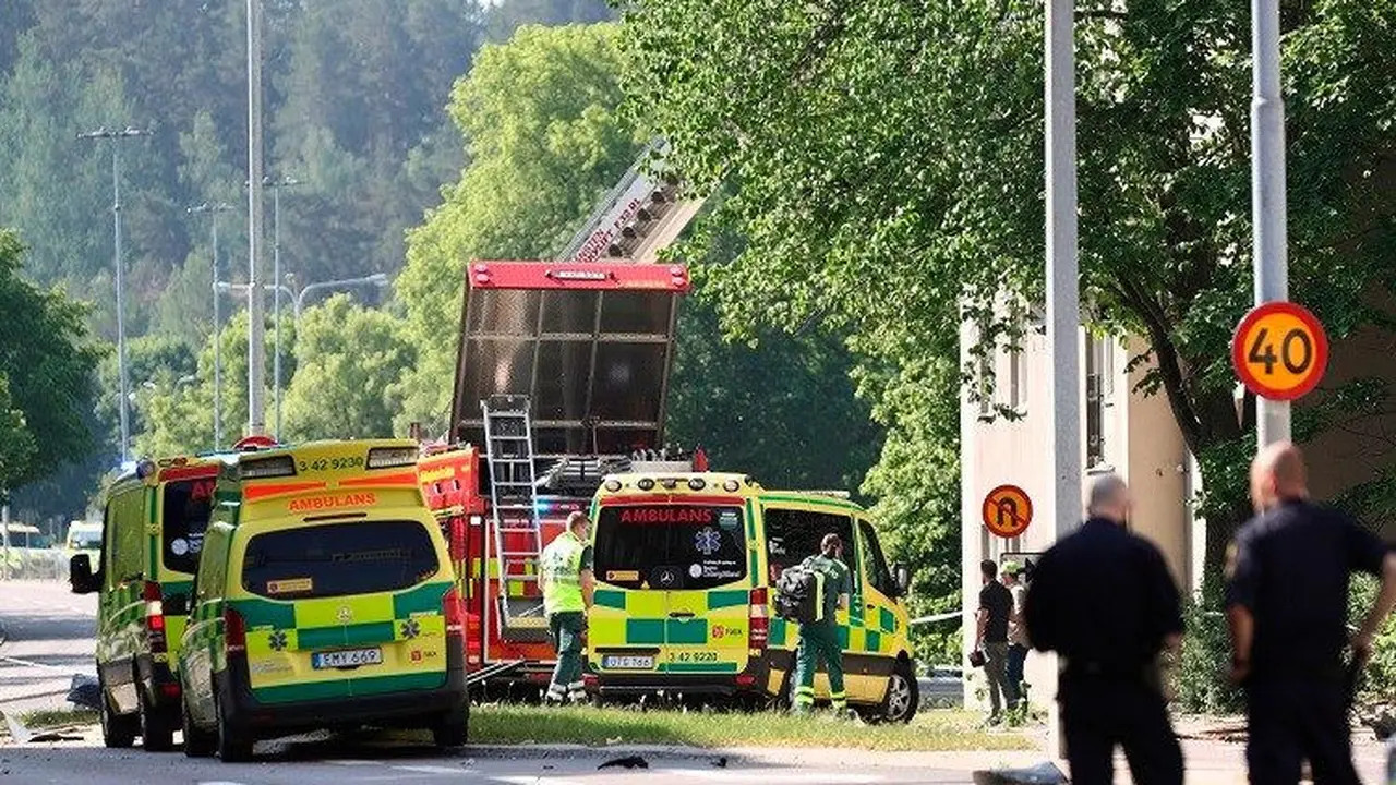 Ledakan keras menghantam dua bangunan apartemen di Kota Linkoping, Swedia, pada Jumat 7 Juni 2019 (AP/Jeppe Gustaf)