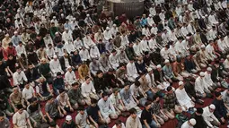 Pada malam ke-25 bulan suci Ramadhan, Masjid Istiqlal dipadati ribuan jemaah yang berlomba-lomba menjemput keutamaan malam lailatul qadar. (merdeka.com/Nanda F. Ibrahim)