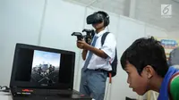 Seorang pelajar mencoba game virtual reality (VR) saat dipamerkan dalam Bekraf Habibie Festival 2017 di Jiexpo Kemayoran, Jakarta, Senin (7/8). (Liputan6.com/Faizal Fanani)