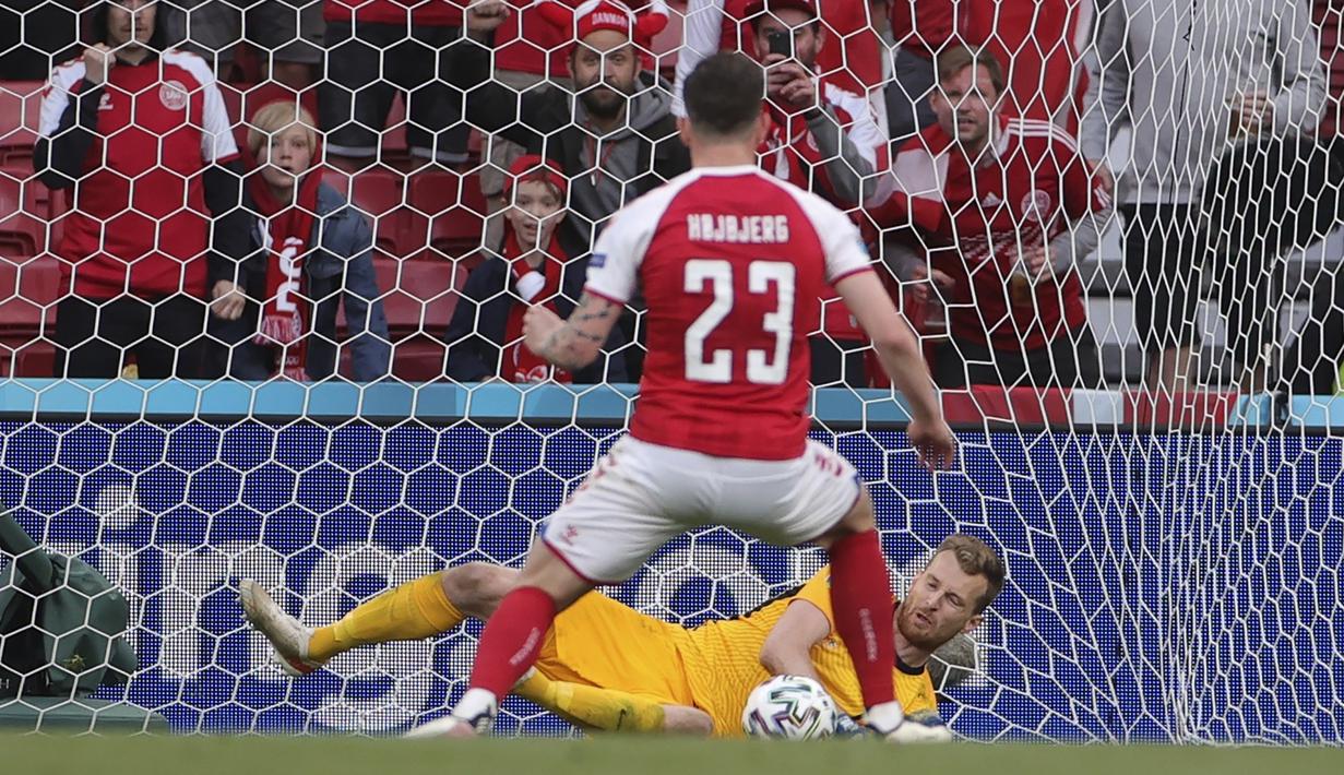 Sayang, eksekusi penalti dari Pierre-Emile Hojbjerg yang melepaskan tendangan ke arah kiri mampu ditangkap kiper Finlandia, Lukas Hradecky. (Foto: Friedemann Vogel/Pool)