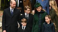 Kate Middleton, Pangeran William, dan ketiga anaknya di acara Natal Kerajaan Inggris, di Sandringham, 25 Desember 2024. (dok. Oli SCARFF / AFP)