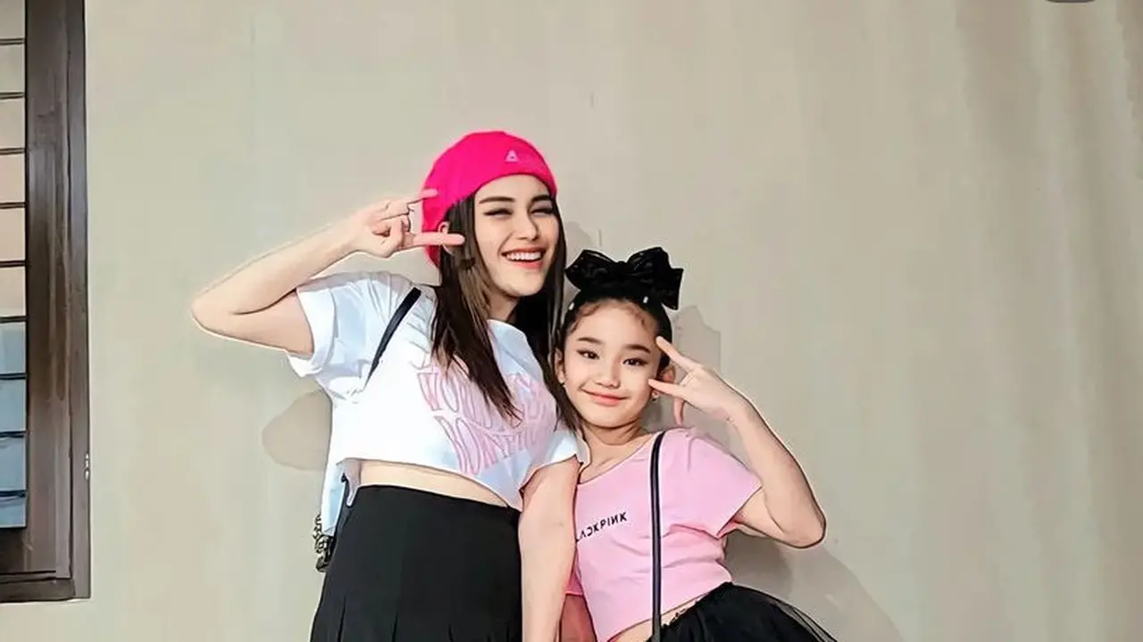 Gaya OOTD Seru Artis Tanah Air Nonton Konser Bersama Anaknya