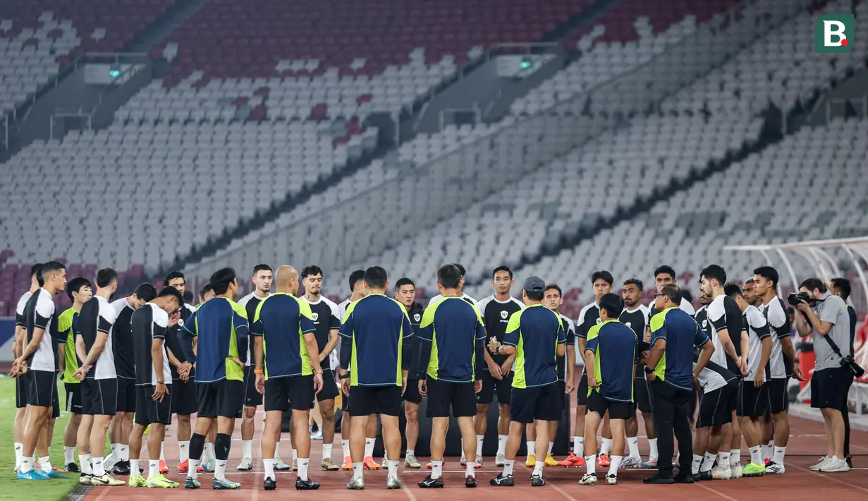 <p>Pemain Timnas Indonesia berkumpul saat official training menjelang laga lanjutan putaran ketiga Kualifikasi Piala Dunia 2026 melawan Jepang di Stadion Utama Gelora Bung Karno (SUGBK), Senayan, Jakarta, Kamis (14/11/2024). (Bola.com/Bagaskara Lazuardi)</p>
