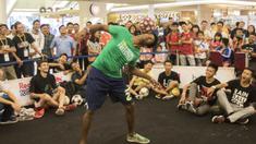 Seorang freestyler memainkan bola dengan kepala pada acara  Indonesian  Freestyle Football Championship 2015 di Mall Pluit Village, Jakarta, Sabtu (14/11/2015). (Bola.com/Vitalis Yogi Trisna)