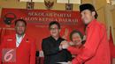 Sekjen PDIP, Hasto Kristianto (tengah) berjabat tangan dengan calon kepala daerah dari PDIP, Jawa Barat, Jumat (3/7/2015). Sekolah partai berlangsung sejak 28 Juni hingga 3 Juli 2015 dihadiri 114 orang calon. (Liputan6.com/Herman Zakharia)