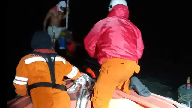 SAR Surabaya menyelamatkan enam anak buah kapal (ABK) KM Riski Laut 01 dan KM Riski Laut 03. (Foto: Dok Istimewa)