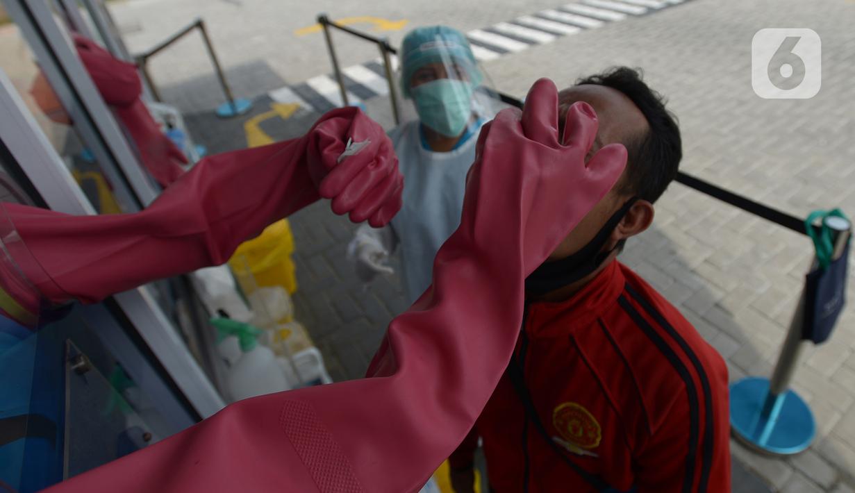 Warga menjalani "swab test" di GSI Lab (Genomik Solidaritas Indonesia Laboratorium), Cilandak, Jakarta, Rabu (7/10/2020). Pemerintah menetapkan harga batas tes usap alias tes swab melalui PCR untuk mendeteksi Covid-19 agar mendorong masyarakat melakukan tes secara mandiri. (merdeka.com/Imam Buhori)