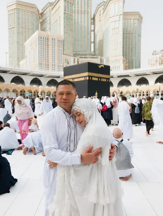 "Selalu Rindu datang menjadi Tamu di Baitullah , InshaaAllah datang kembali amin yarabbalalamin," tulis Krisdayanti sebagai keterangan foto. (Foto: instagram.com/krisdayantilemos)