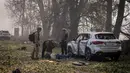 Polisi memeriksa jenazah seorang pengemudi setelah serangan Rusia menghantam sebuah gudang, yang diikuti oleh ledakan, di desa Myla, wilayah Kyiv, Ukraina, Sabtu, 29 Agustus 2026. (Foto AP/Dan Bashakov)