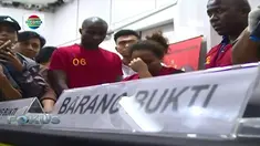 Dari tangan para pelaku polisi menyita uang asing, di antaranya Dolar Amerika dan uang rupiah.