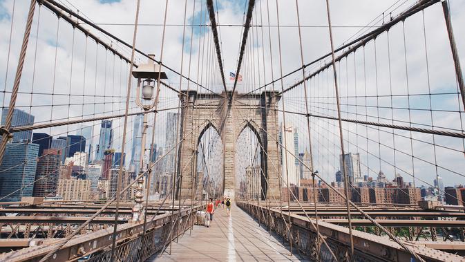 Ilustrasi Brooklyn Bridge. (dok. Robert Bye/Unsplash/Adhita Diansyavira)