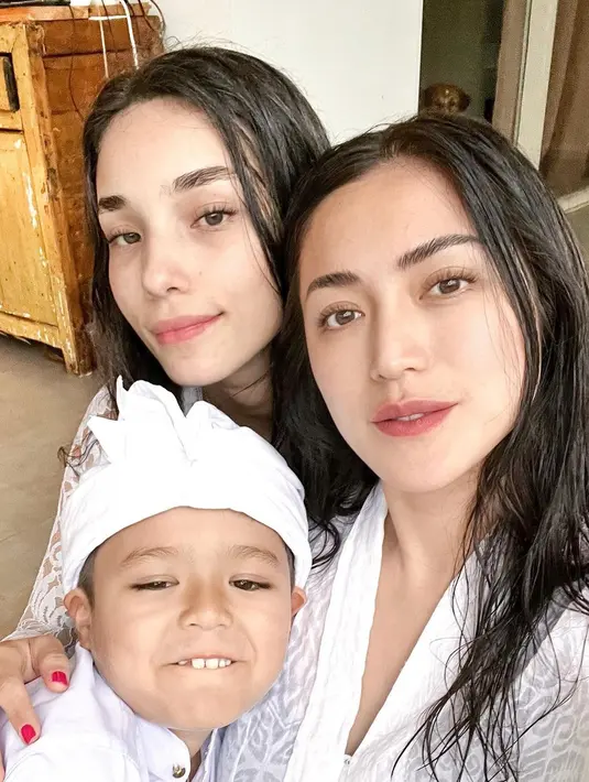 Tidak sendiri, Jessica Iskandar juga turut mengajak putranya yang berusia 8 tahun, El Barack. Setelah prosesi melukat selesai, Jessica Iskandar pun berbagi beberapa potret dirinya saat menjalani ritual tersebut. [instagram/inijedar]