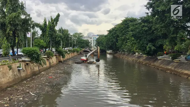 Cegah Pendangkalan, Anak Sungai Ciliwung Dinormalisasi