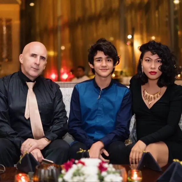 6 Potret Emiliano Fernando 'Dari Jendela SMP' dan Ayah dari Australia