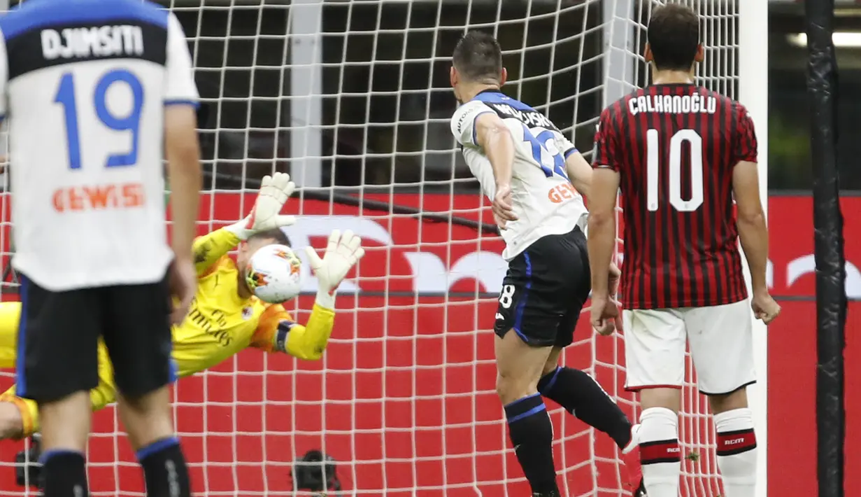 Kiper AC Milan Gianluigi Donnarumma menghalau tendangan penalti pemain Atalanta Ruslan Malinovskyi pada pertandingan Serie A di Stadion San Siro, Milan, Italia, Jumat (24/7/2020). Pertandingan berakhir 1-1. (AP Photo/Antonio Calanni)