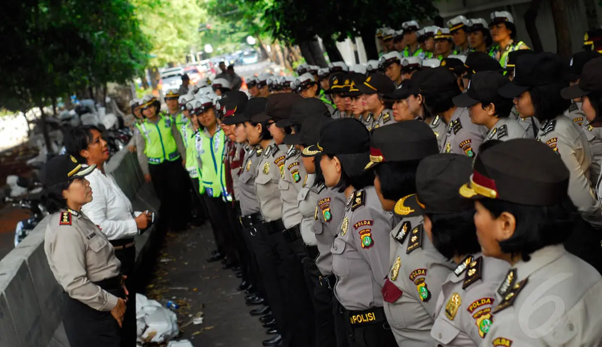 Sejumlah polisi wanita (Polwan) Polda Metro Jaya saat apel usai berjaga-jaga di Bundaran HI, Jakarta, Kamis (21/11/2014). (Liputan6.com/Johan Tallo)