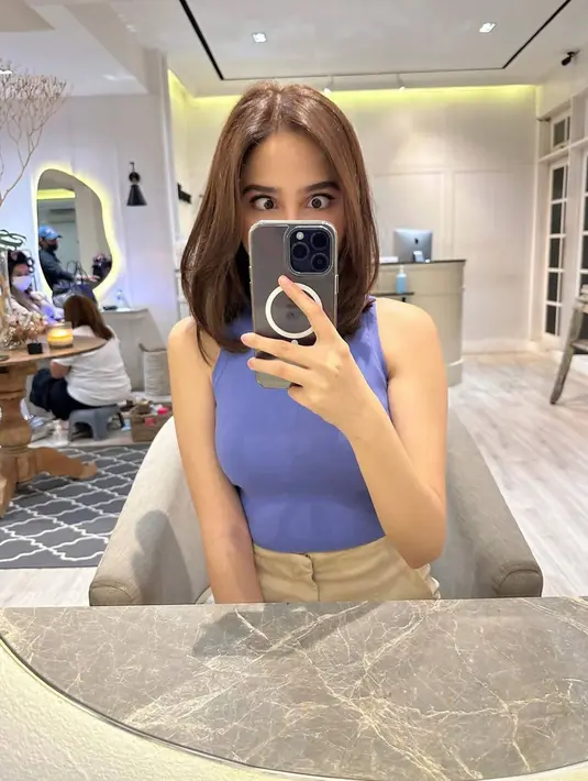 Namanya semakin populer, aktris kelahiran tahun 2000 ini pun semakin banyak penggemar. Selain itu sosoknya pun semakin tampil menawan dengan berbagai gayanya yang luwes dan anggun. Biasa tampil dengan gaya rambut panjang, kini ia mengubah gaya rambutnya menjadi pendek. (Liputan6.com/IG/@syifahadjureal)