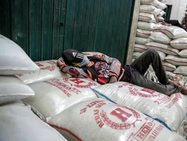 Aktivitas di sentra pasar beras Cipinang, Jakarta, Selasa (19/5/2020). Perum bulog menjamin stok beras nasional pada Juni 2020 mencapai 1,8 juta ton dengan hasil penyerapan panen di sejumlah sentra produksi beras diperkirakan mencapai 650 ribu ton pada Juni 2020. (Liputan6.com/Faizal Fanani)