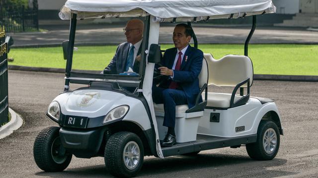 Jokowi Sopiri Gubernur Jenderal Australia Keliling Istana Bogor