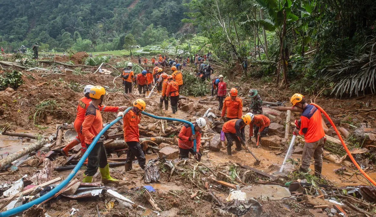 Hingga Rabu (22/1/2025) siang, bencana longsor yang terjadi di Desa Kasimpar, Kecamatan Petungkriyono, Kabupaten Pekalongan, Jawa Tengah telah menelan 20 korban jiwa, sementara sejumlah lainnya masih dinyatakan hilang. (DEVI RAHMAN/AFP)
