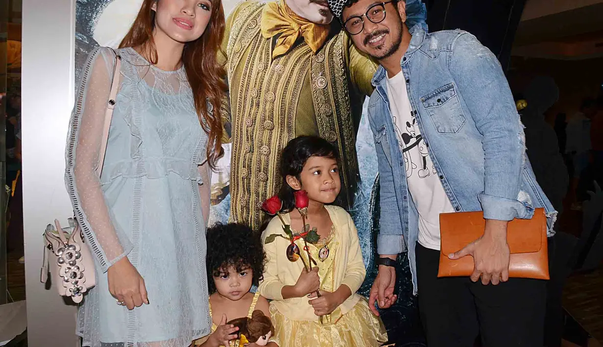 Lain halnya dengan Giring Nidji yang menyaksikan film film tersebut bersama anak dan istrinya. Selain itu Giring mengatakan film ini menjadi film nostalgia untuk dirinya dan istri. (Deki Prayoga/Bintang.com)