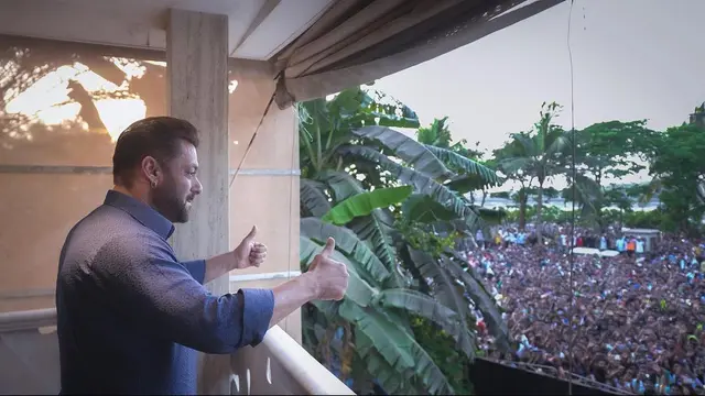 Salman Khan menyapa penggemar di Lebaran 2022. (Instagram/ beingsalmankhan)