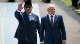 Presiden Republik Indonesia, Prabowo Subianto bersama Presiden Brasil Luiz Inacio Lula da Silva (kanan) memeriksa pasukan kehormatan sebelum pertemuan bilateral di Istana Kepresidenan, Jakarta, Kamis 23 Oktober 2025. (Yasuyoshi CHIBA/AFP)