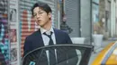 Pertama ada Yoon Hyun Woo, sekretaris setia keluarga chaebol dan anggota Future Assets Group. Dia ditugaskan menyembunyikan banyak skandal keluarga Grup Soonyang dan jauh dari mata publik. (Foto: Soompi)
