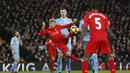 Bek Liverpool, Alberto Moreno, berusaha membobol gawang Stoke. Kemenangan ini membuat Liverpool naik ke posisi kedua klasemen Premier League, terpaut enam poin dari pimpinan teratas, Chelsea. (Reuters/Carl Recine)