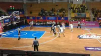 Aspac Jakarta tampil perkasa saat bertemu Garuda Bandung di laga perdana pramusim Indonesian Basketball League (IBL) 2016, Selasa (24/11/2015). (Bola.com / Bagas Rahadyan)