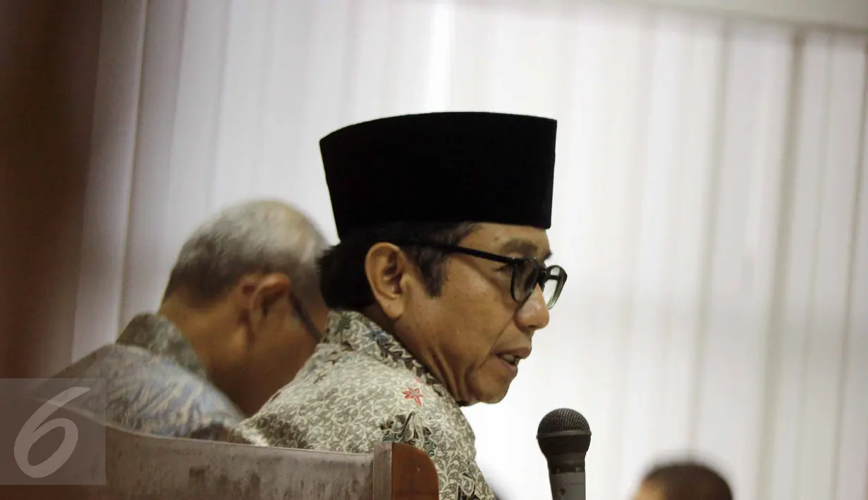 Mantan Sekjen ESDM Waryono Karno (kanan) memberikan kesaksian dalam sidang kasus dugaan suap pembahasan APBN-P 2013 Kementerian ESDM  dengan terdakwa Sutan Bhatoegana di Pengadilan Tipikor, Jakarta, Kamis (25/6).(Liputan6.com/Helmi Afandi)