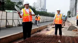 Direktur Konstruksi MRT, M Nasyir (kiri) memberikan penjelasan kepada Kabid Manajemen & Rekayasa Lalin Dishub Pemprov DKI Jakarta, Massdes Arouffy saat meninjau proyek MRT di Kawasan Sudirman, (28/5/2014). (Liputan6.com/Andrian M Tunay)
