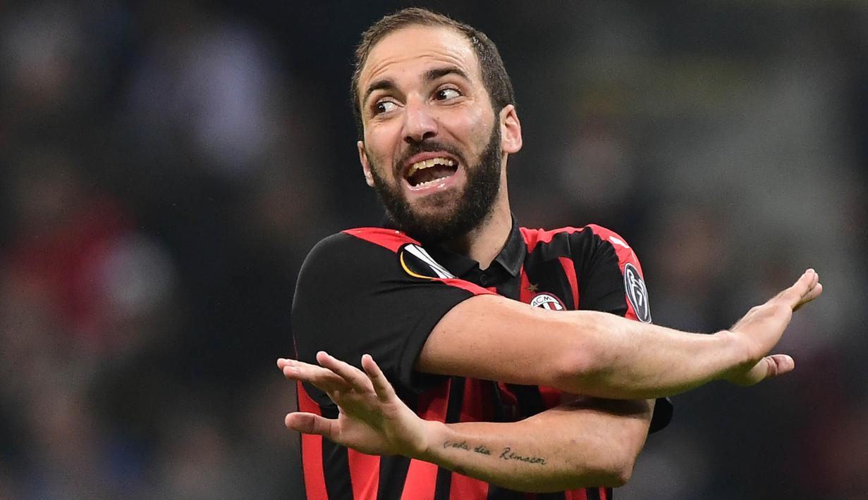 2. Gonzalo Higuain - Juventus butuh mengeluarkan dana sebesar 75 juta poundsterling untuk memboyongnya dari Napoli. Namun produksi golnya mandek hingga akhirnya dipinjamkan ke AC Milan dan Chelsea. (AFP/Miguel Medina)