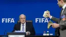 Pelawak Inggris, Simon Brodkin atau yang dikenal dengan nama panggungnya Lee Nelson menginterupsi konferensi pers di kantor FIFA di Zurich., Swiss. (20/7/2015). (AFP PHOTO/FABRICE COFFRINI)