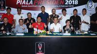 Ketua SC turnamen Piala Presiden 2018, Maruarar Sirait (tengah depan) bersama Ketua OCBerlinton Siahaan usai penetapan semifinal Piala Presiden 2018 di Jakarta, Selasa (6/2). Semifinal akan berlangsung 10-14 Februari. (Liputan6.com/Helmi Fithriansyah)