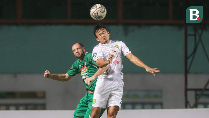 Pemain Persebaya Surabaya, Arif Satria (kanan) dan pemain PSS Sleman Nemanja Kojic dalam laga pekan ke-5 BRI Liga 1 2021/2022 di Stadion Wibawa Mukti, Cikarang, Rabu (29/09/2021). Persebaya menang 3-1. (Bola.com/Bagaskara Lazuardi)