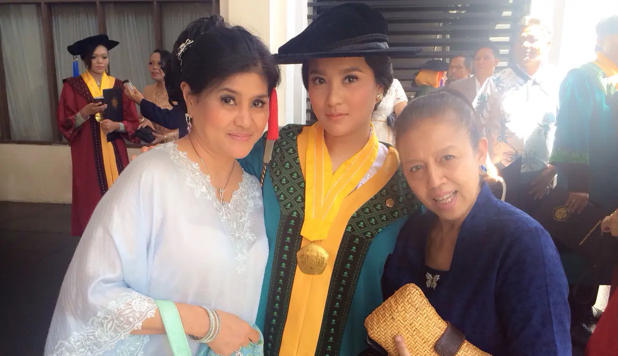 Sang ibu, Tetty Liz Indriati pun ikut hadir merayakan keberhasilan putrinya mendapatkan gelar Magister Hukum. (Ruben Silitonga/Bintang.com)