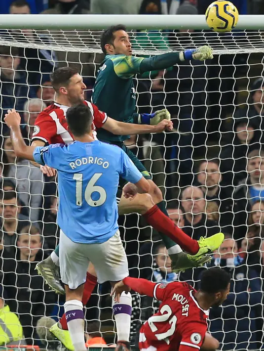 Kiper City Manchester, Claudio Bravo menghalau bola dari serangan pemain Sheffield United pada laga pekan ke-20 Liga Inggris di Etihad Stadium, Minggu (29/12/2019). Hasil manis dipetik Manchester City usai meraih kemenangan 2-0 saat menjamu Sheffield United. (Lindsey Parnaby / AFP)