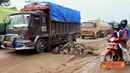 Citizen6, Jambi: Kemacetan panjang terjadi di ruas jalan utama milik provinsi di kawasan perkebunan Bunut, Desa Markanding, Kabupaten Muaro Jambi sejak Senin (13/6) hingga Selasa (14/6), karena kendaraan roda empat tidak dapat melintasi jalan yang rusak p