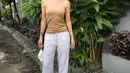 <p>Tak ingin ribet? Mix celana putihmu dengan tank top. Inspirasi ala Sophia Latjuba ini cocok untuk outfit sehari-hari. Pilihlah celana putih dengan bahan ringan agar nyaman digunakan. [Instagram/sophia_latjuba88]</p>