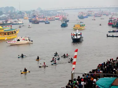Sejumlah kapal hias konvoi menelusuri sungai Kapuas Besar dalam rangka memeriahkan Karnaval Air, Kalimantan Barat, Sabtu (22/8/2015). Rencananya sungai Kapuas akan menjadi kawasan waterfront City di Indonesia. (Liputan6.com/Faizal Fanani)