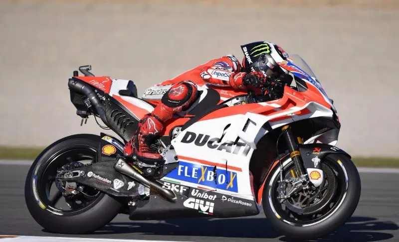 Pebalap Ducati, Jorge Lorenzo, menjadi yang tercepat secara keseluruhan dari dua sesi latihan bebas awal MotoGP Valencia di Ricardo Tormo, Jumat (10/11/2017). (MotoGP)