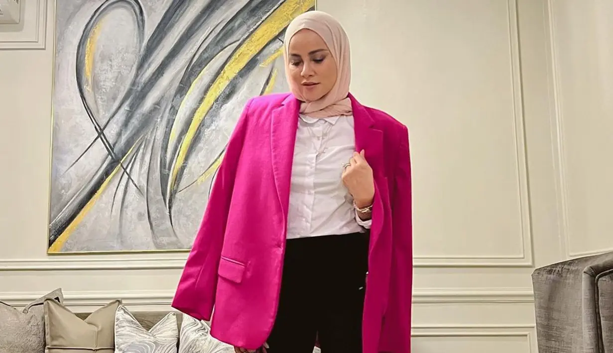 Melalui akun Instagram, Olla Ramlan sendiri beberapa kali terlihat mengunggah foto saat memakai blazer. Bahkan, warna-warna blazer yang dimiliki pun beberapa cukup berani mengambil warna cerah. (Liputan6.com/IG/@ollaramlan)