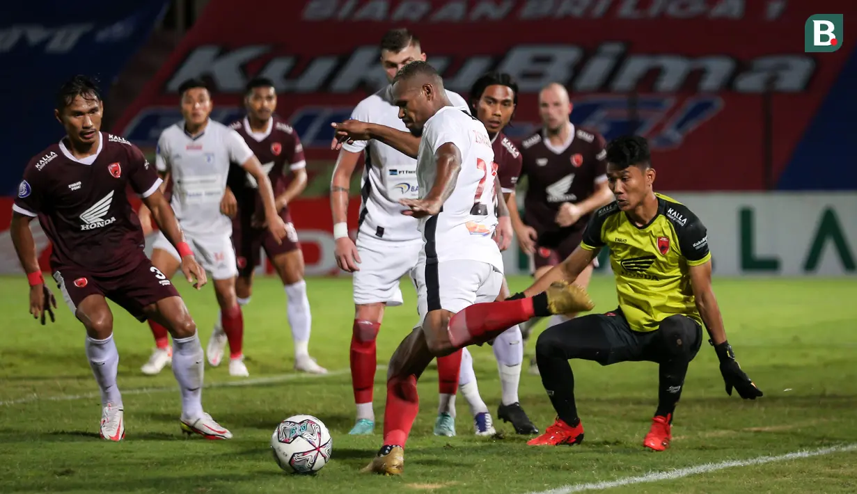 Persipura bukannya tanpa perlawanan. Mereka kemudian mengambil alih permainan dengan melepas banyak tendangan bertubi-tubi ke gawang PSM yang dijaga Hilmansyah. (Bola.com/Bagaskara Lazuardi)