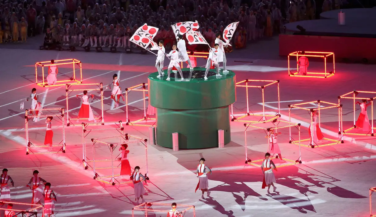 Peserta ambil bagian dalam upacara penutupan Olimpiade Rio 2016 di Stadion Maracana, Rio de Janeiro, Minggu (21/8). Tema yang diusung pada upacara penutupan itu adalah Karnaval Rio de Janeiro dan diprakarsai oleh Rosa Magalhaes. (REUTERS/Fabrizio Bensch)